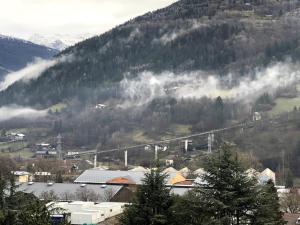 uma cidade num vale com uma montanha em Apartment Bourg St Maurice em Bourg-Saint-Maurice