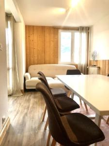 salon ze stołem, krzesłami i kanapą w obiekcie Apartment Bourg St Maurice w mieście Bourg-Saint-Maurice