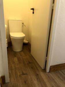W pokoju znajduje się łazienka z białą toaletą. w obiekcie Apartment Bourg St Maurice w mieście Bourg-Saint-Maurice