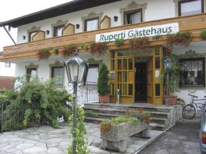 un bâtiment avec un panneau indiquant imperial gstaadkritkritkritmus dans l'établissement Ruperti - Gästehaus, à Ainring