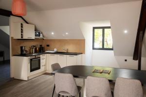 eine Küche mit einem Tisch und Stühlen im Zimmer in der Unterkunft Villa des 3 sables, MACABI in L'Étang-Salé-les-Bains