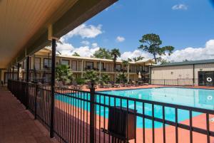 Blick auf den Pool eines Resorts in der Unterkunft Ramada by Wyndham Houston Intercontinental Airport East in Humble