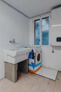 bagno con lavandino e lavatrice di Le Due Dame a Manerba del Garda Altre 37 foto