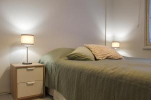 En eller flere senge i et værelse på City Apartment Haapaniemenkatu 25 free parking