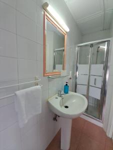 Ein Badezimmer in der Unterkunft Pensión Riosol