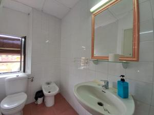 Ein Badezimmer in der Unterkunft Pensión Riosol