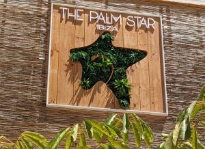 Ein Schild an der Seite eines Gebäudes mit einer Frau in einem Kleid. in der Unterkunft The Palm Star Ibiza - Adults Only in Bucht von San Antonio