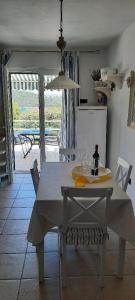 una cocina con una mesa blanca con una botella de vino. en Beach house Nada en Korčula