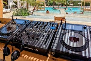 un apparecchio dj seduto su un tavolo accanto alla piscina di The Palm Star Ibiza - Adults Only a Baia di Sant'Antoni