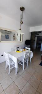 ein Esszimmer mit einem weißen Tisch und Stühlen in der Unterkunft Beach house Nada in Korčula