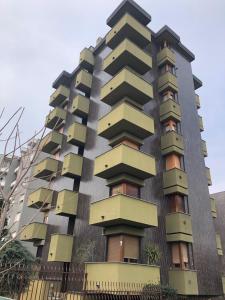 ein hohes Gebäude mit vielen Balkonen darauf in der Unterkunft MilanBed in Mailand
