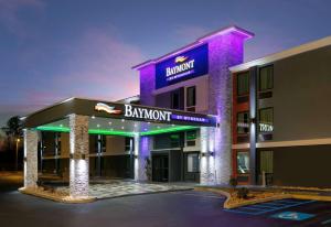 a hotel with a sign that reads banquet banquet at Baymont by Wyndham Chattanooga Eastridge in East Ridge