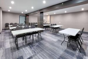 uma sala de conferências com mesas e cadeiras em Baymont by Wyndham Chattanooga Eastridge em East Ridge