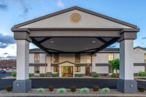 GraysonにあるDays Inn by Wyndham Graysonの大型ホテルの表現