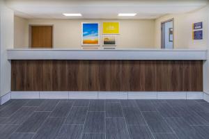GraysonにあるDays Inn by Wyndham Graysonの受付カウンターのある病院のロビー