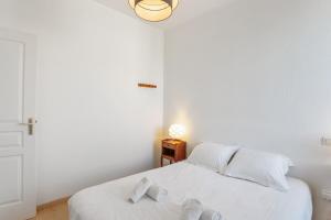 Un pat sau paturi într-o cameră la Appartement Citadelle - Welkeys