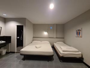 Postel nebo postele na pokoji v ubytování The 8 Factory Hotel Phitsanulok