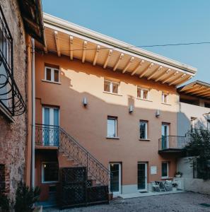 vista esterna di un edificio con scala di Le Due Dame a Manerba del Garda