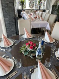 Restaurant San Marco في Ammerndorf: طاولة خشبية عليها صحون ومناديل