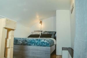 Appartement cosy idéal pour 2 personnes situé à Aubenasにあるベッド