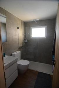 Kylpyhuone majoituspaikassa Chesa Brünella, Wohnung Belvair