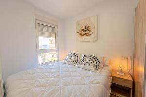 Un dormitorio blanco con una cama y una ventana. en Apartamento Sunset Algarrobo by Solset, en Algarrobo Costa 9 fotos más