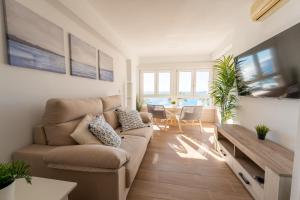 una sala de estar con un sofá y una mesa en Apartamento Sunset Algarrobo by Solset, en Algarrobo Costa