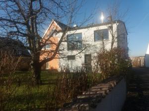 una casa blanca con una luz encima en Haus Rosenbusch, en Sinzing