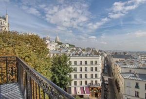 uma vista para a cidade a partir de uma varanda em Timhotel Montmartre em Paris