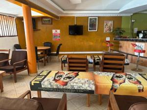 un ristorante con tavoli e sedie e una sala da pranzo di Rozala Motel a Bondo