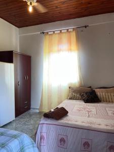 a bedroom with a large bed and a window at Pousada Boa Vista in Cachoeiras de Macacu