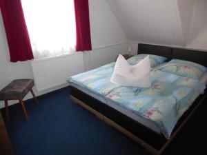 um quarto com uma cama com uma almofada em Ferienwohnung Rumrich em Kurort Altenberg