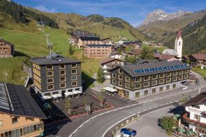 une vue aérienne sur une ville avec des montagnes en arrière-plan dans l'établissement Berghotel Biberkopf, à Warth am Arlberg