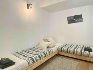 A bed or beds in a room at Apartamento Puerta del Camino 4