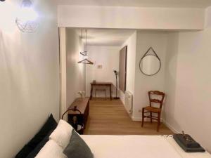 A bed or beds in a room at Apartamento Puerta del Camino 4 Még 4 kép