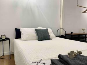 A bed or beds in a room at Apartamento Puerta del Camino 4