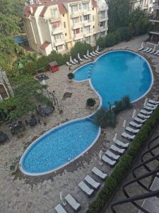 widok na duży basen z krzesłami w obiekcie Kalia Apartments, Sunny Beach, Kalia Apartcomplex, Nesebar, 8240, 8240, Bułgaria w Słonecznym Brzegu