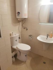 biała łazienka z toaletą i umywalką w obiekcie Kalia Apartments, Sunny Beach, Kalia Apartcomplex, Nesebar, 8240, 8240, Bułgaria w Słonecznym Brzegu