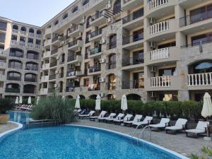 hotel z basenem przed budynkiem w obiekcie Kalia Apartments, Sunny Beach, Kalia Apartcomplex, Nesebar, 8240, 8240, Bułgaria w Słonecznym Brzegu