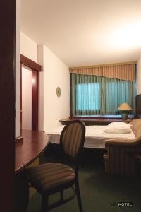Giường trong phòng chung tại MC Hotel