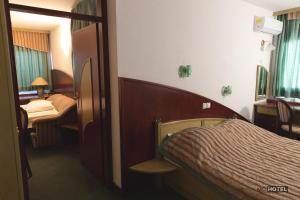 سرير أو أسرّة في غرفة في MC Hotel