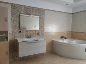 A bathroom at Genoard Még 24 kép