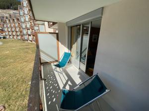 two chairs sitting on the balcony of a building at APPARTEMENT RÉNOVE, RÉSIDENCE COTE BRUNE, CENTRE STATION, PIED DES PISTES, 30m² 4/5 pers in Les Deux Alpes