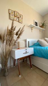 ein Schlafzimmer mit einem Bett und einem Schreibtisch mit einem Laptop in der Unterkunft Studio Seaven, Lozenets in Lozenets