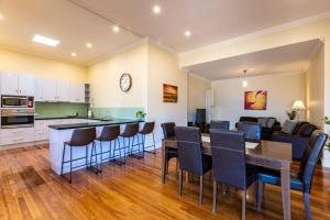 a kitchen and dining room with a table and chairs at Tanunda Central Apartment in Tanunda