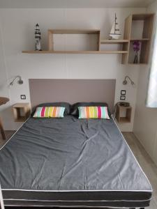 Posteľ alebo postele v izbe v ubytovaní mobil home lac des reves