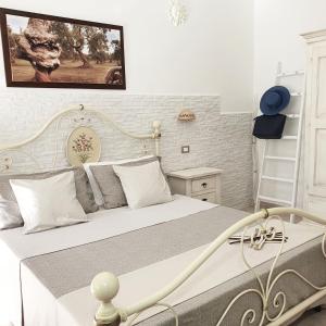 オートラントにあるAgriturismo La Rondineのベッドルーム1室(白いベッドフレームの大型ベッド1台付)