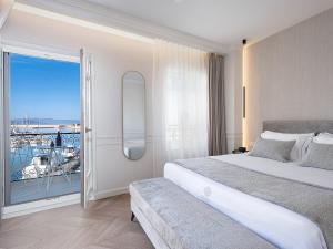 Postel nebo postele na pokoji v ubytování Riviera Suites