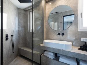 Koupelna v ubytování Riviera Suites