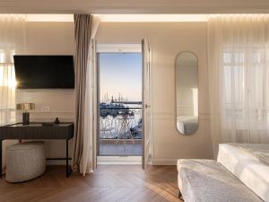 TV a/nebo společenská místnost v ubytování Riviera Suites